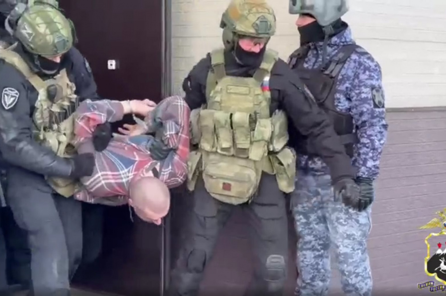 Психически больного мужчину, взявшего в заложницы мать, доставили в профильный диспансер: УМВД РФ Камчатки. Фото:  пресс-служба УМВД по Камчатскому краю. Фотография 3