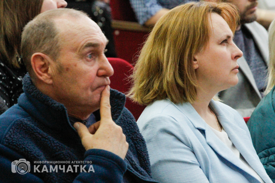 Встреча губернатора с горожанами - обратная связь и конструктивный диалог. Фото ИА «Камчатка»\ Игорь Сафончик. Фотография 17