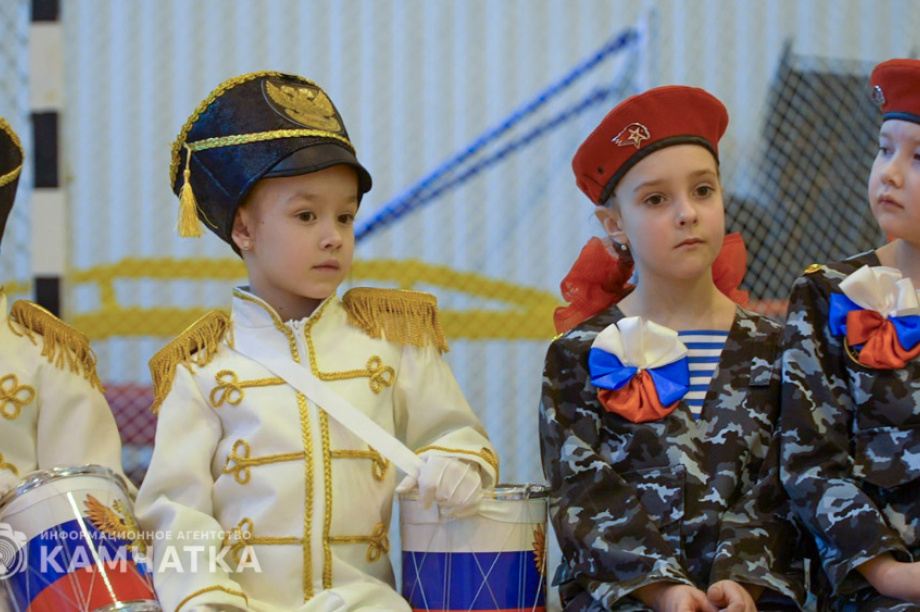 Маленькие герои большого праздника — дошколята Камчатки показали мастерство на конкурсе строя и песни. Фото: Управление образования ПКГО / Екатерина Мазур. Фотография 7