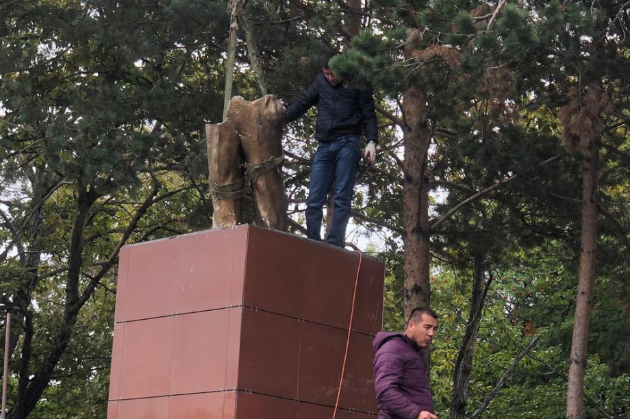 Скульптуру Ленина демонтировали с главной площади города Елизово (Фото). Фото: администрация ЕМР. Фотография 1