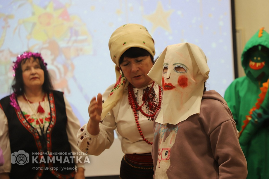 Святочные традиции вспоминали в краевой библиотеке Камчатки. Фото: Виктор Гуменюк. Фотография 47