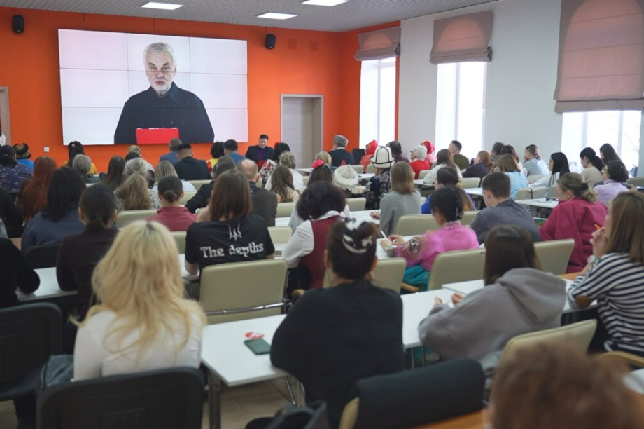 Порядка 350 камчатцев написали Тотальный диктант на 11 площадках. kamgov.ru. Фотография 6