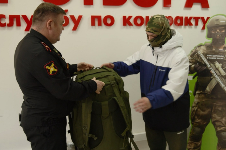 Камчатским бойцам-контрактникам вручают войсковой спецнабор от губернатора. Фото: kamgov.ru