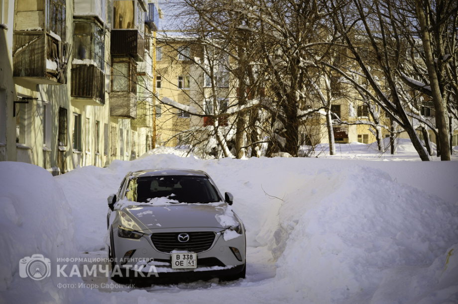 Коммунальные службы Камчатки продолжают бороться со снежными завалами (фоторепортаж). . Фотография 21