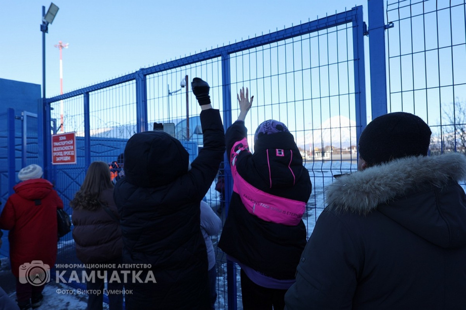 Это радость со слезами на глазах — самолёт с мобилизованными бойцами СВО прилетел на Камчатку. Фото: Виктор Гуменюк . Фотография 59