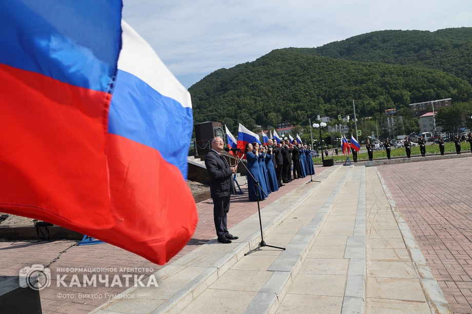 Триколор на главной площади Петропавловска-Камчатского - главный герой и триумфатор  . Фото: ИА «Камчатка» \ Виктор Гуменюк. Фотография 23