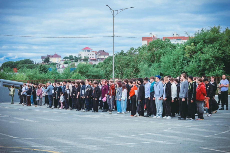 В Камчатском политехническом техникуме прошла линейка в честь Дня знаний. Фото: «Камчатка Сегодня» \ Игорь Сафончик. Фотография 1