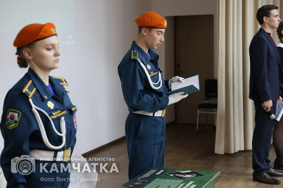 «Парту Героя» открыли сегодня в школе Петропавловска. фото: Виктор Гуменюк. Фотография 13