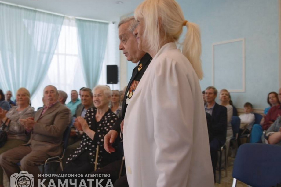 В ЗАГСе на Камчатке прошло чествование 70 супружеских пар. Фоторепортаж. фото: ИА "Камчатка". Фотография 2