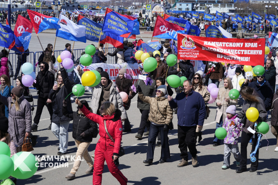 Тысячи камчатцев вышли на первомайское шествие на площади Ленина (фоторепортаж). Фото: ИА «Камчатка». Фотография 35