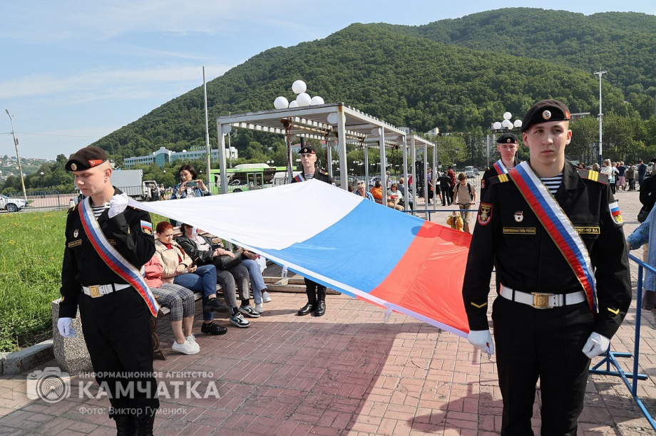 Триколор на главной площади Петропавловска-Камчатского - главный герой и триумфатор  . Фото: ИА «Камчатка» \ Виктор Гуменюк. Фотография 19