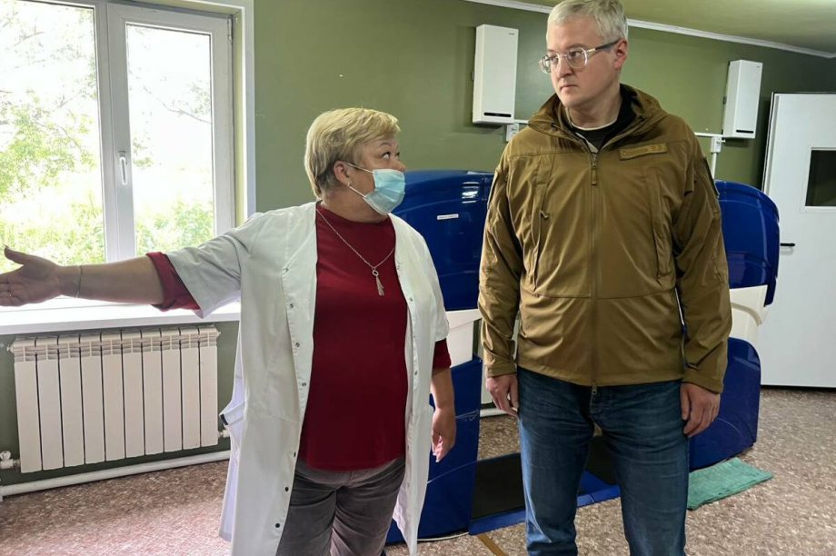 Двух человек экстренно эвакуировали из Усть-Хайрюзово по требованию Владимира Солодова. . Фотография 3