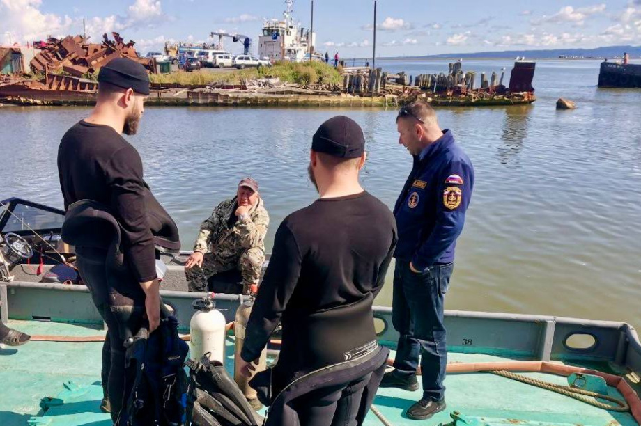 Специалисты-водолазы приступили к ликвидации аварии на трубопроводе в Усть-Камчатске. Фото: телеграм-канал Олега Бондаренко. Фотография 3