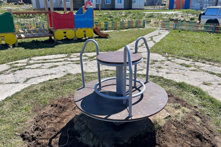 Светлана Арнацкая: наши ребята очень рады новой детской площадке в Никольском. 