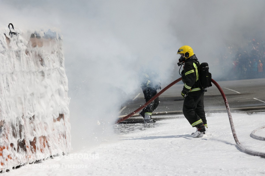 Пожарные на Камчатке отстояли дом от огня . фото: Виктор Гуменюк