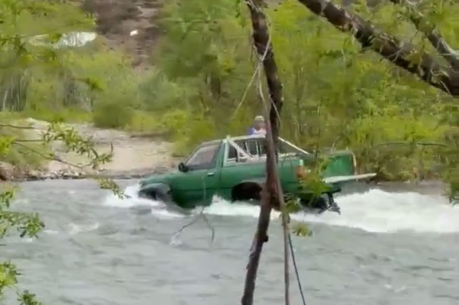 На Камчатке спасли женщину из автомобиля, застрявшего в реке. 