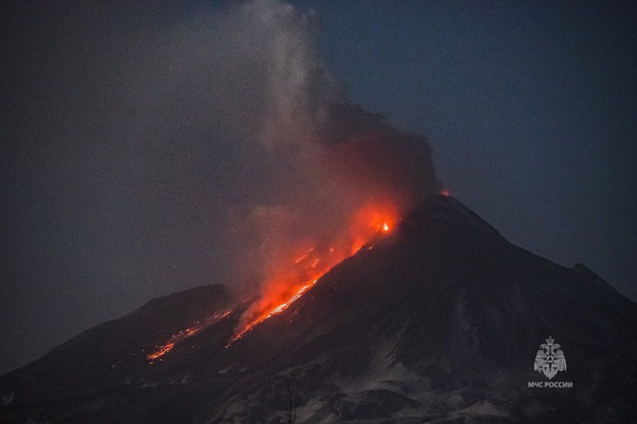Эксплозивное извержение вулкана Безымянного прогнозируют на Камчатке. Фото: t.me/mchskam41, t.me/vulcanikamchatki. Фотография 1