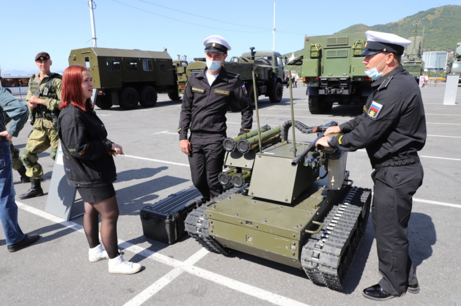 Форум Армия-2021 проходит на Камчатке. Посмотреть выставку пришел даже енот. Фото: Виктор Гуменюк. Фотография 9