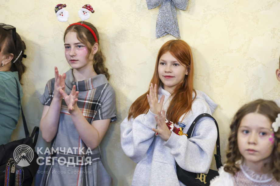 Пятьсот детей побывали на Губернаторской ёлке на Камчатке. Фото: ИА «Камчатка»/Игорь Сафончик. Фотография 44
