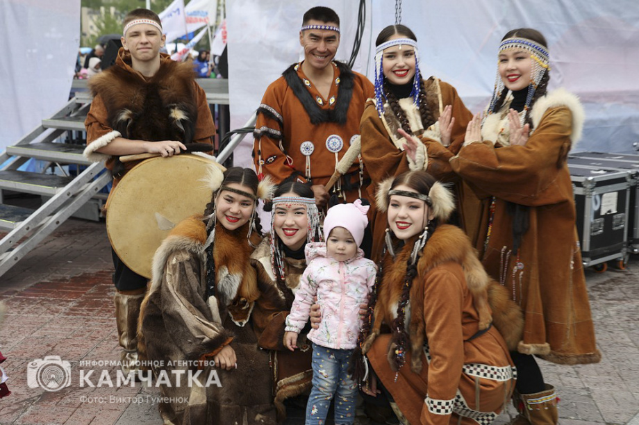 День России отметили на Камчатке многонационально, с митингом, концертом и детскими забавами. . Фотография 26