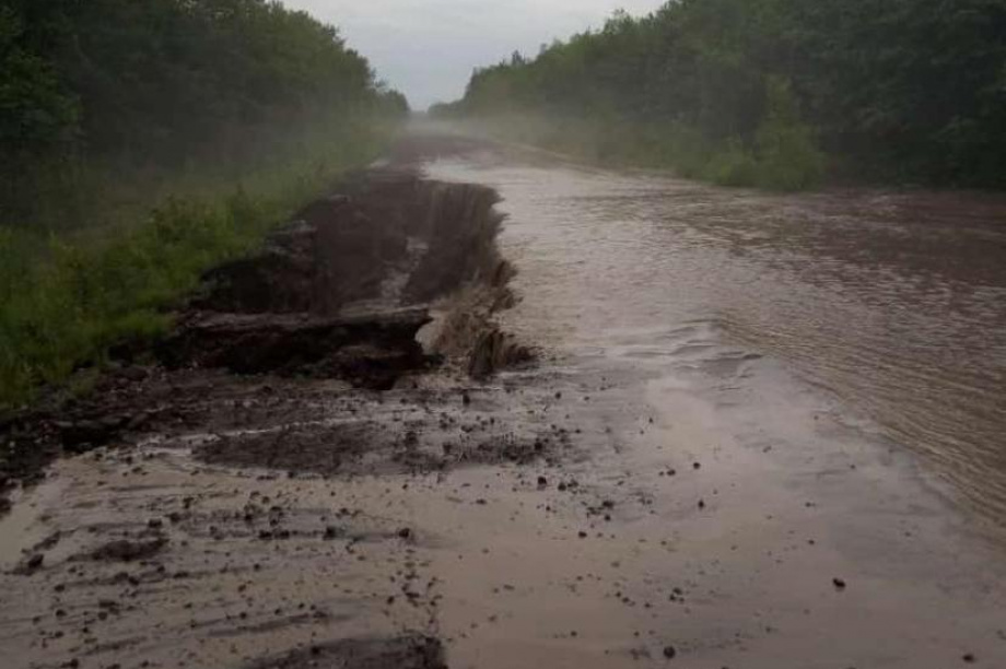 Водный поток разрушает краевую трассу в районе Козыревска на Камчатке. Фото: социальные сети
