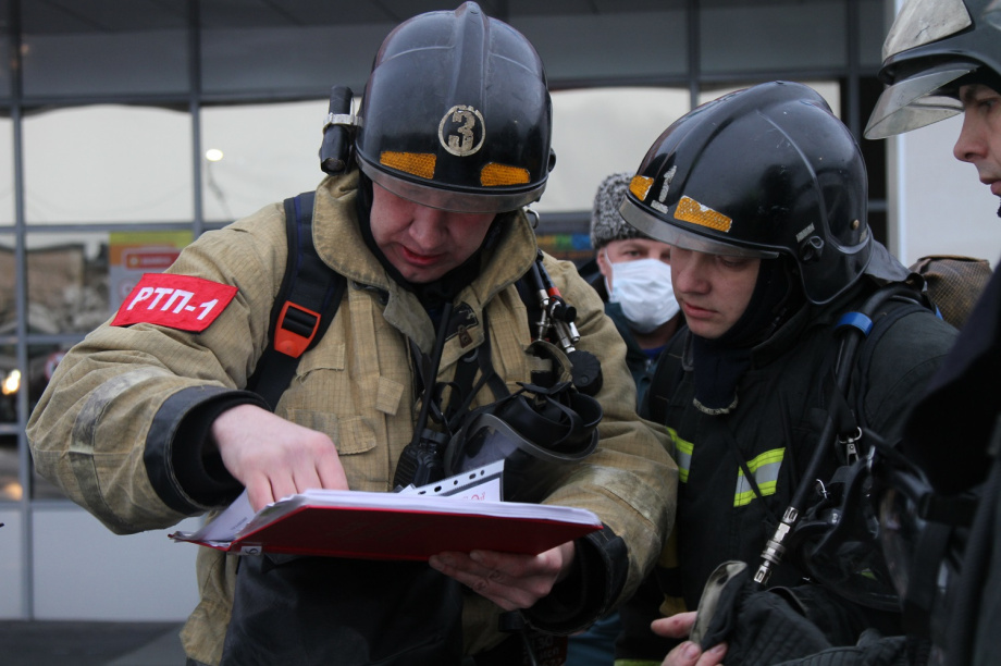 Пожарные на Камчатке тренировались выводить людей из горящего торгового центра. Фото: ГУ МЧС России по Камчатскому краю. Фотография 1