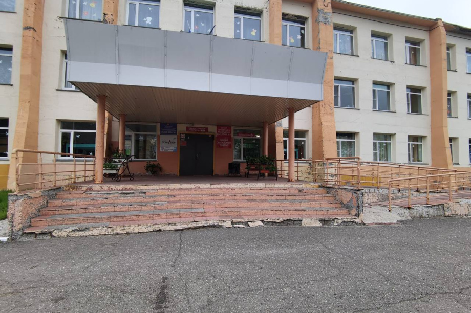 Прокуратура заставила власти Вилючинска отремонтировать опасный вход в школу. Фото: прокуратура Камчатского края. Фотография 1