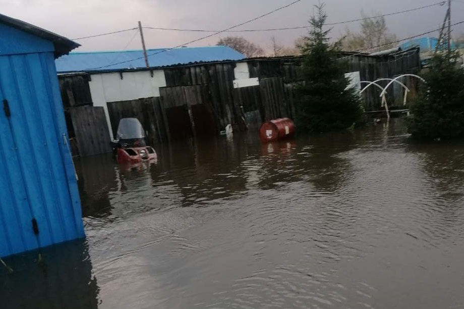 Рухнул мост, 90 % дворов райцентра затоплены в Соболевском районе Камчатки. Фото: Рита Валювич. Фотография 3
