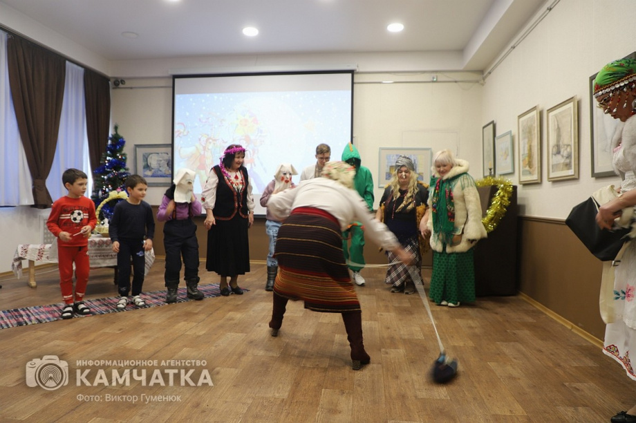 Святочные традиции вспоминали в краевой библиотеке Камчатки. Фото: Виктор Гуменюк. Фотография 46
