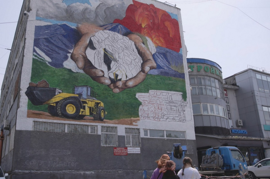 Мурал, посвящённый горной промышленности, готов на 80 % в Петропавловске. Фото: kamgov.ru. Фотография 4