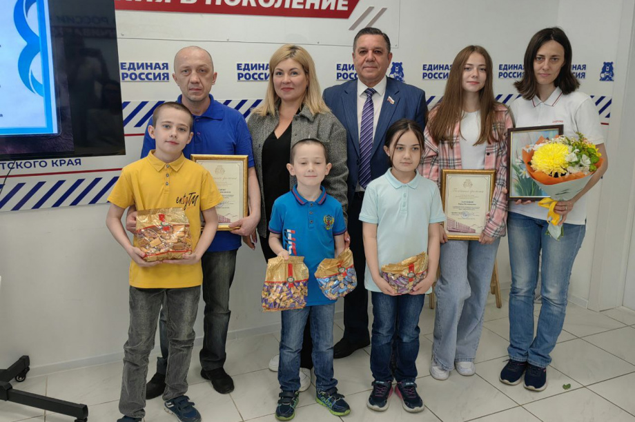 Многодетную семью Лапуновых наградили на Камчатке. фото: Городская Дума ПКГО. Фотография 2