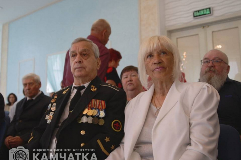 В ЗАГСе на Камчатке прошло чествование 70 супружеских пар. Фоторепортаж. фото: ИА "Камчатка". Фотография 37