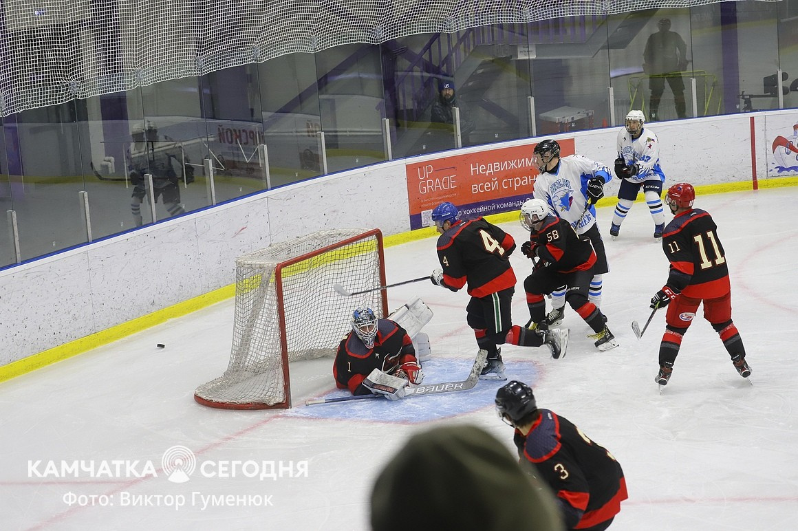 Чемпионат по хоккею среди взрослых команд стартовал на Камчатке. Фото: Виктор Гуменюк\ИА "Камчатка". Фотография 14