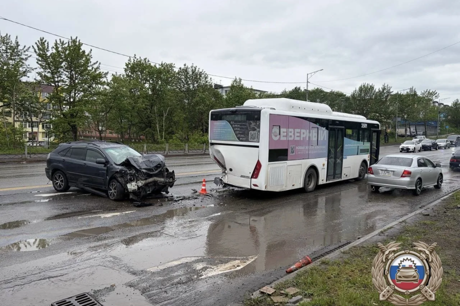 Водитель «Лексуса» въехал в стоявший автобус и получил травмы . Госавтоинспекция . Фотография 1