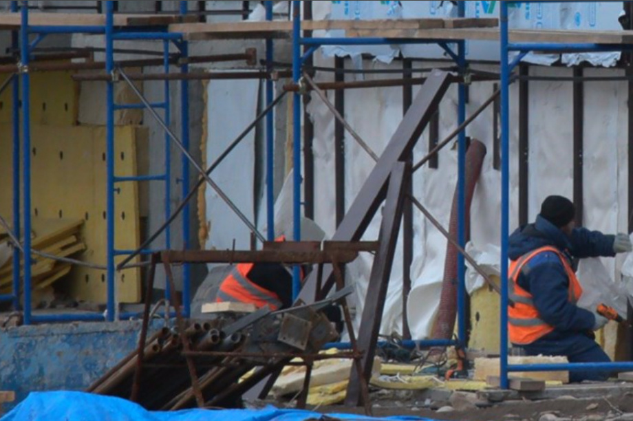 Камчатские строители начали работы по фасаду в новом доме на Арсеньева . фото: kamgov.ru. Фотография 2