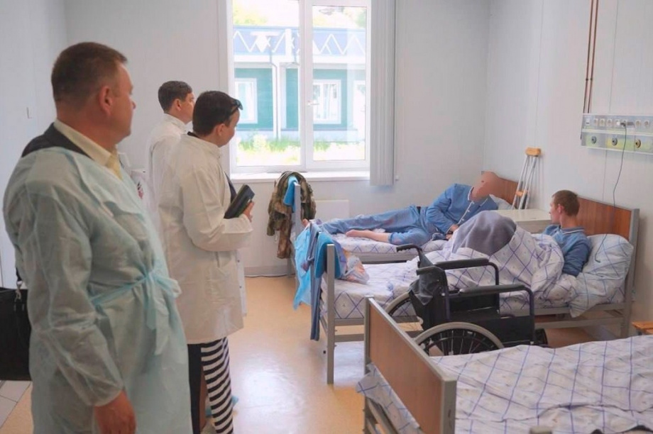 Главы муниципалитетов Камчатки навестили бойцов в военном госпитале. Фото: kamgov.ru. Фотография 1