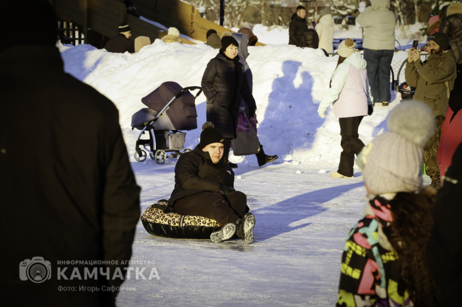 В Петропавловске-Камчатском продолжаются новогодние развлечения (фоторепортаж). Фото: «Камчатка Сегодня» \ Игорь Сафончик. Фотография 39