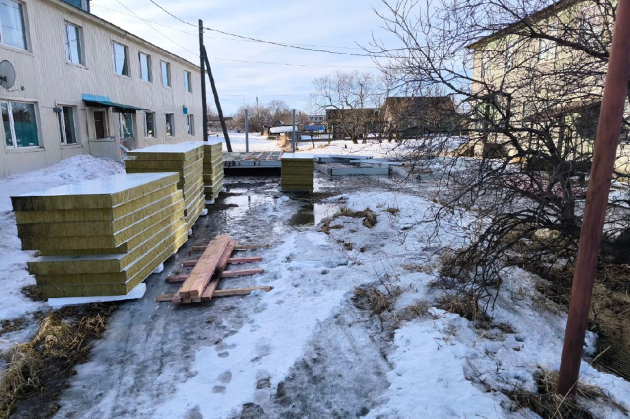 Модуль для хранения тел умерших завезли в село Корякского округа Камчатки . Фото: министерство по внутренней политике и  развитию Корякского округа. Фотография 1