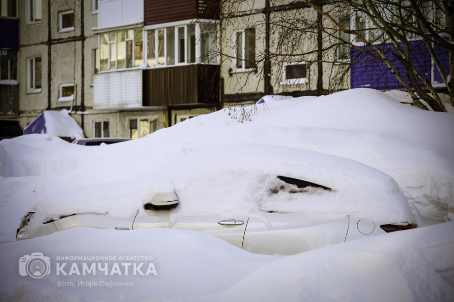 Коммунальные службы Камчатки продолжают бороться со снежными завалами (фоторепортаж). . Фотография 32