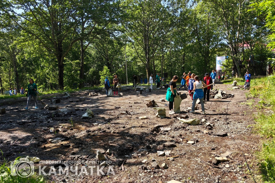 Молодежный субботник прошел в детском парке Петропавловска. фото: ИА "Камчатка". Фотография 30