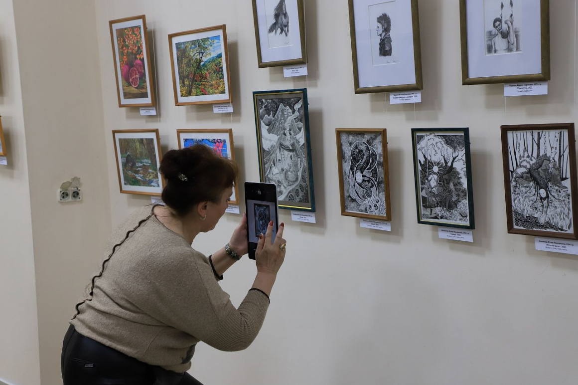 Художественная выставка «Новые имена-2022» открылась на Камчатке. Фото: Виктор Гуменюк. Фотография 11
