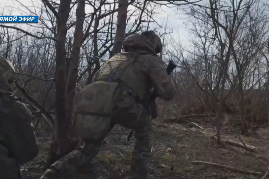 Камчатские морпехи тренируют разведку и атаку в полной экипировке. фото: скриншот с видео