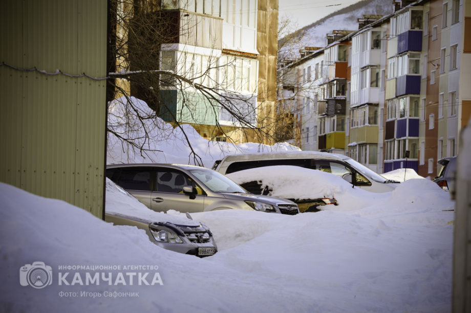Коммунальные службы Камчатки продолжают бороться со снежными завалами (фоторепортаж). . Фотография 28