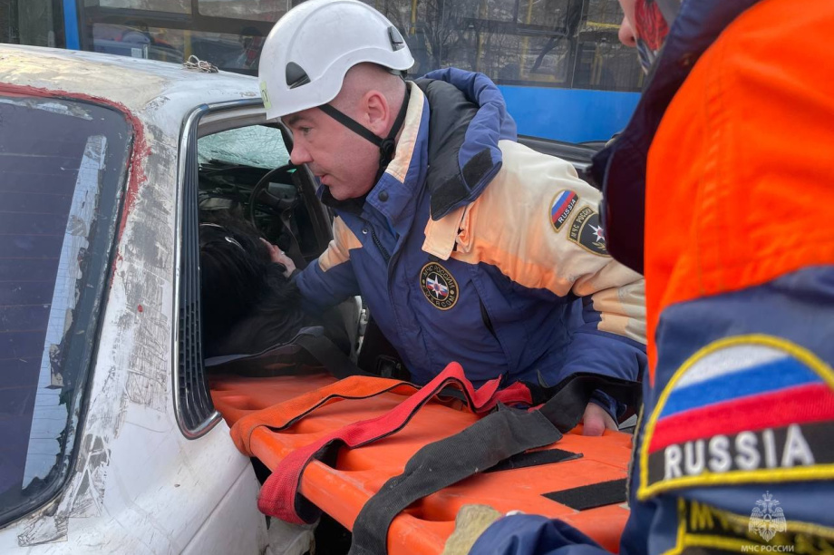Два человека пострадали при столкновении автомобиля и  автобуса  на Камчатке. МЧС. Фотография 5