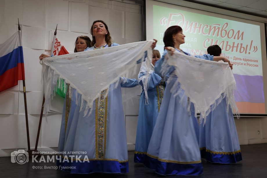 Праздничная программа «Единством сильны!» (фоторепортаж из библиотеки им. С.П. Крашенинникова). Фото: ИА «Камчатка» \ Виктор Гуменюк. Фотография 6