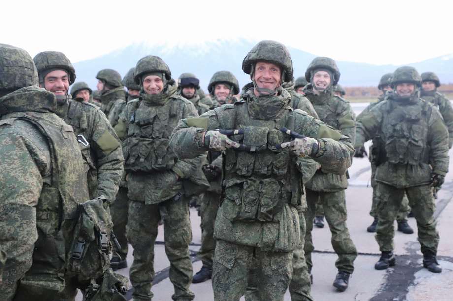 Мобилизованных жителей Камчатки торжественно проводили к месту несения службы. Фото: Виктор Гуменюк. Фотография 3