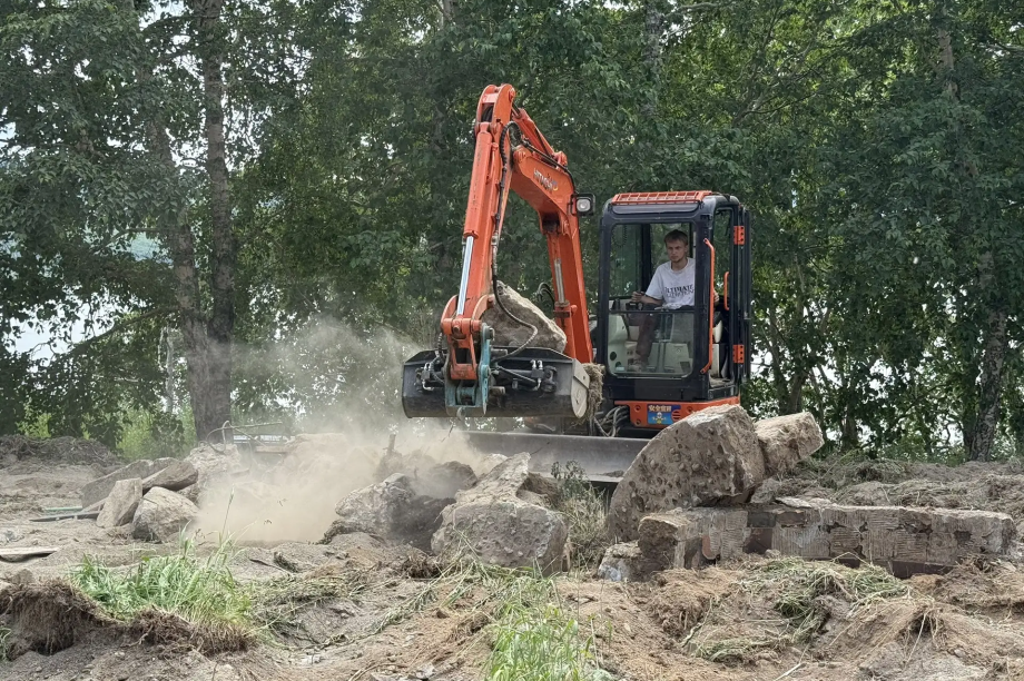 В жилом районе Рыбачий на Камчатке приступили к обустройству новой детской площадки. Фото: администрация Вилючинска. Фотография 4