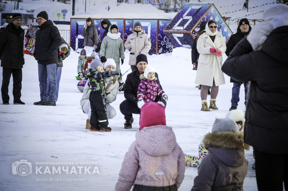 В Петропавловске-Камчатском продолжаются новогодние развлечения (фоторепортаж). Фото: «Камчатка Сегодня» \ Игорь Сафончик. Фотография 62