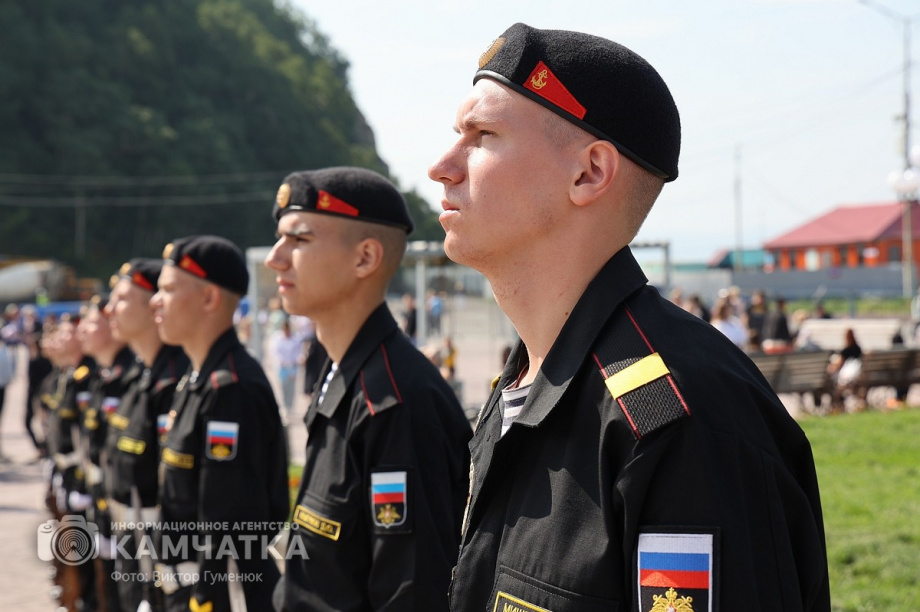 Триколор на главной площади Петропавловска-Камчатского - главный герой и триумфатор  . Фото: ИА «Камчатка» \ Виктор Гуменюк. Фотография 15