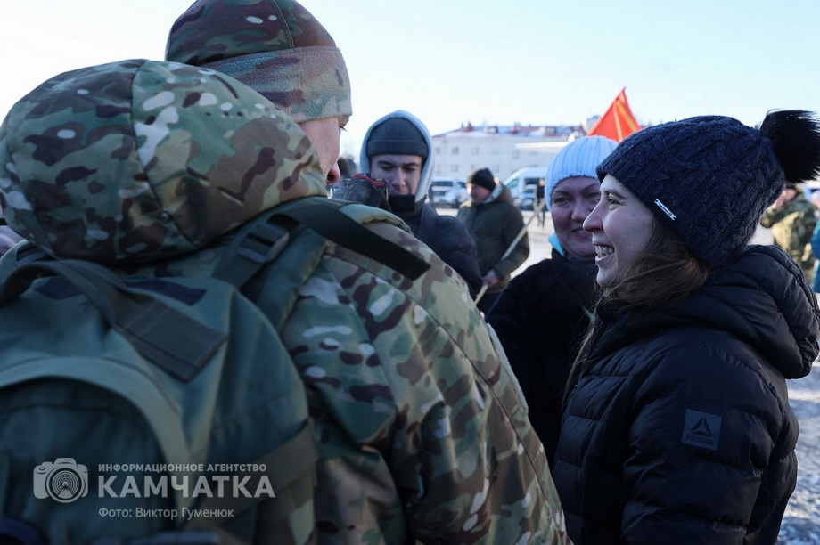 Это радость со слезами на глазах — самолёт с мобилизованными бойцами СВО прилетел на Камчатку. Фото: Виктор Гуменюк . Фотография 21